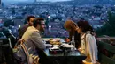 Warga berbuka puasa pada hari pertama bulan Ramadan di sebuah benteng tua yang menghadap ke pusat bersejarah Sarajevo, Bosnia, (16/5). Muslim Bosnia mencapai sekitar 40 persen dari penduduk Bosnia 3,8 juta. (AP Photo / Amel Emric)