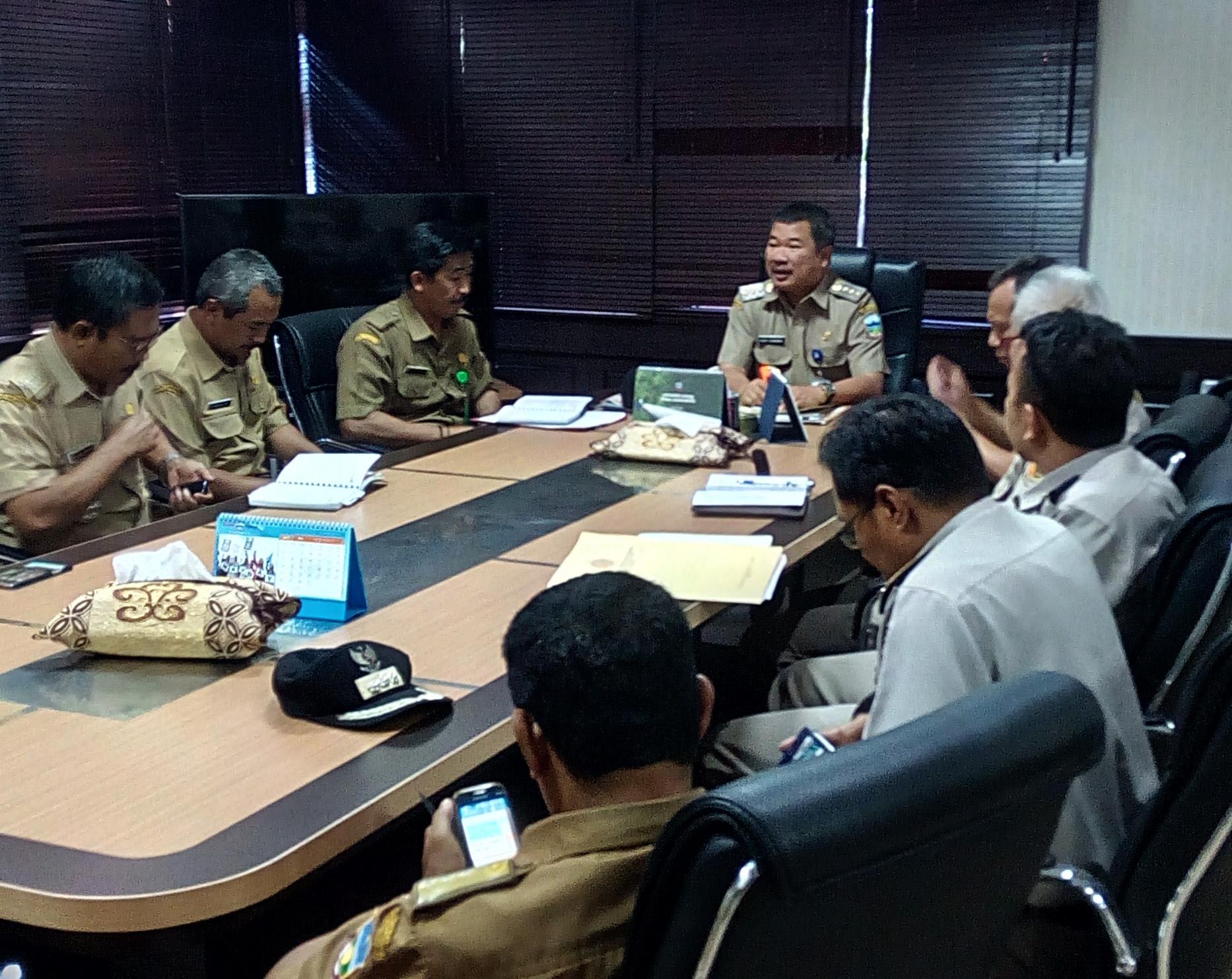 Bupati Garut Rudy Gunawan memimpin rapat mengenai percepatan perbaikan jalan menghadapi arus mudik Lebaran 2017. (Liputan6.com/Jayadi Supriadin)