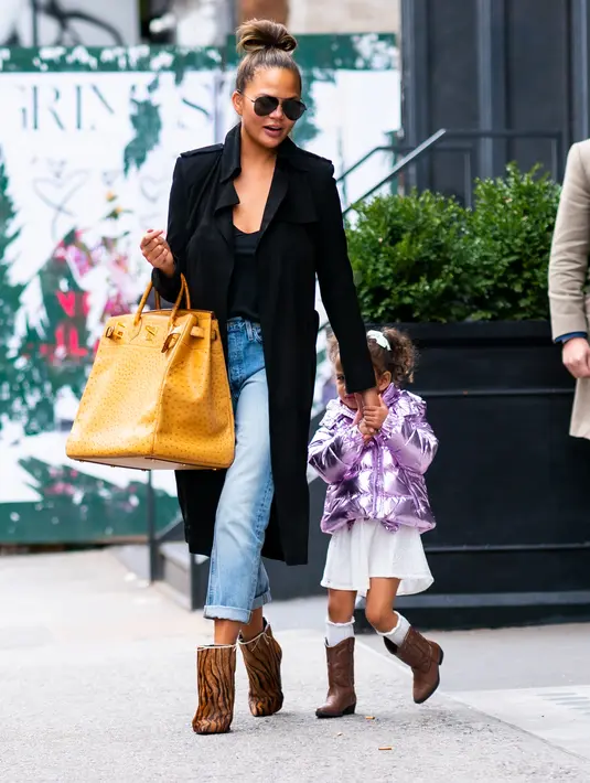 Chrissy Teigen yang kali ini terlihat menenteng tas Hermes Birkin bernuansa kuning dengan corak totol. Foto: Website.