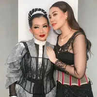 Aaliyah Massaid lewat beberapa unggahan foto dan video yang beredar memilih mengenakan kebaya modifikasi berwarna hitam. Diberi sentuhan obi di bagian luar perut. [Foto: Instagram/aliyahthariq]