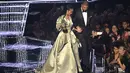 Drake menggandeng Rihanna saat turun dari atas panggung usai menerima penghargaan Michael Jackson Video Vanguard Award di ajang MTV VMA 2016, New York, AS, (28/8). (AFP PHOTO/ Jason Kempin)