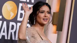 Salma Hayek tiba pada acara Golden Globe Awards 2023 di Beverly Hilton Hotel, Beverly Hills, California, Amerika Serikat, 10 Januari 2023. Hayek terlihat seksi menawan dalam balutan crystal-embroidered gown dengan detail sheer. (Photo by Jordan Strauss/Invision/AP)