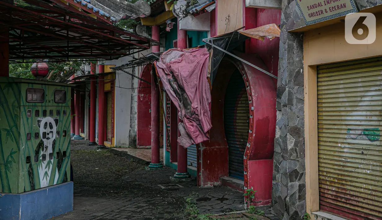 Suasana kios-kios tampak tutup dan tak terawat di Kampung Cina, Kota Wisata, Jawa Barat, Minggu (14/2/2021). Saat ini, Kampung Cina tak seramai lagi seperti awal-awal berdiri pada 2002. (Liputan6.com/Faizal Fanani)