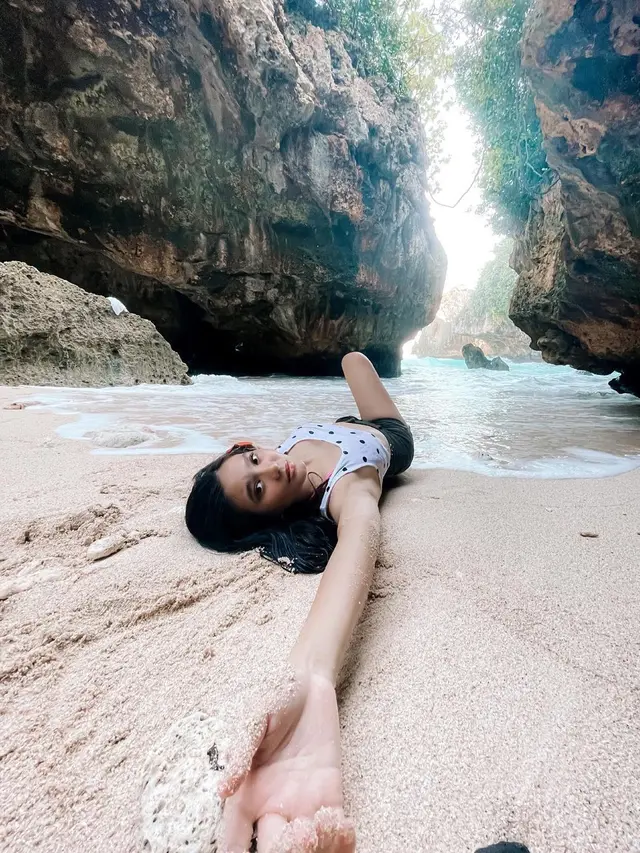 Hobi Travelling, Ini 7 Potret Seru Afifah Ifah'nda Jalani Liburan