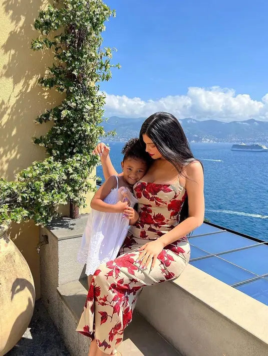 Kylie terlihat menawan berbalut gaun bermotif bunga dari Dolce&Gabbana.