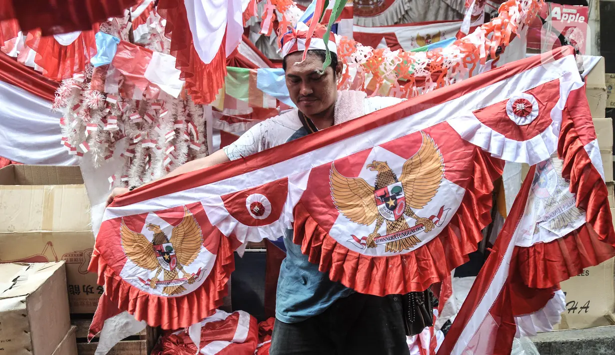 Warga memilih pernak-pernik untuk perayaan Hari Kemerdekaan ke-77 Republik Indonesia di Pasar Jatinegara, Jakarta Timur, Minggu (7/8/2022). Penjualan pernak-pernik perayaan 17 Agustus seperti bendera Merah Putih, alat perlombaan, dan berbagai hiasan Hari Kemerdekaan di Pasar Jatinegara mengalami peningkatan hingga 50 persen dibandingkan tahun lalu seiring meredanya penyebaran Covid-19. (merdeka.com/Iqbal S Nugroho)