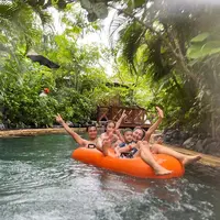Setelah resmi menikah dengan Reshwarya Argya Ardinal tahun 2015 lalu, Nabila Syakieb mulai jarang terlihat di layar kaca. Perempuan yang populer berkat sinetron Cinta SMU itu fokus urus keluarga dan menjalankan bisnis. Potret bahagia Nabila bersama keluarga. [Instagram/nsyakieb85]