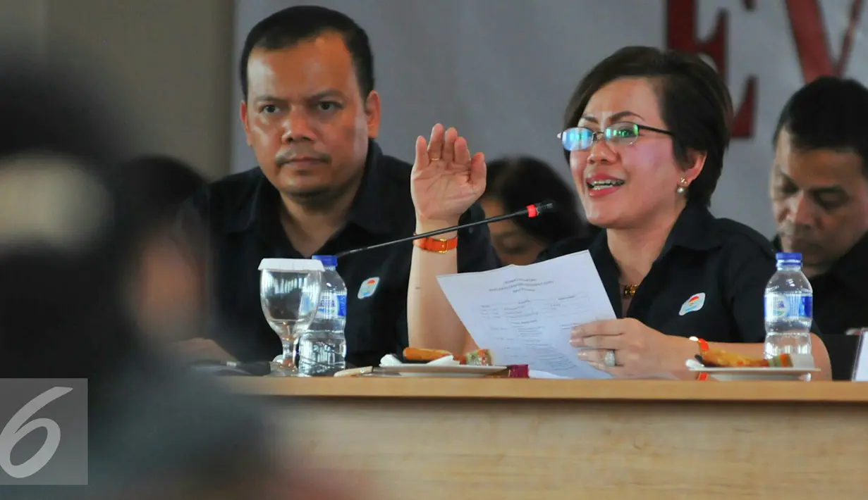 Managing Director Indosiar, Harsiwi Achmad saat mengikuti Evaluasi Dengar Pendapat (EDP) di kantor KPID, Jakarta, Rabu (11/5). EDP digelar terkait perpanjangan Izin Penyelenggaraan Penyiaran (IPP). (Liputan6.com/Yoppy Renato)