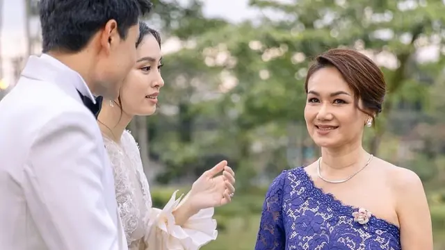 6 Potret Transformasi Kebersamaan Nong Poy dan Ibunda, Kompak Sedari Dulu