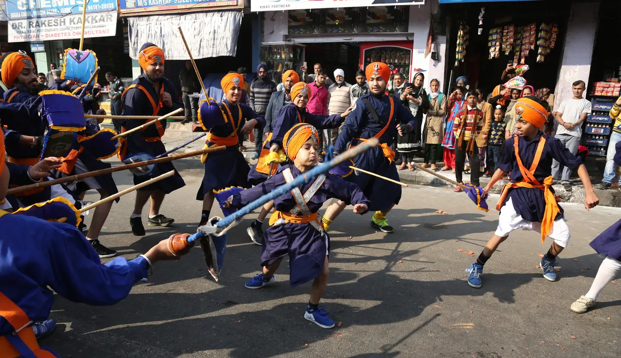 Seorang anak menampilkan keterampilan bela diri selama prosesi keagamaan menjelang ulang tahun kelahiran Guru Gobind Singh di Jammu, India (2/1). Guru Gobind Singh  merupakan pendiri komunitas prajurit Sikh yang disebut Khalsa. (AP Photo / Channi Anand)