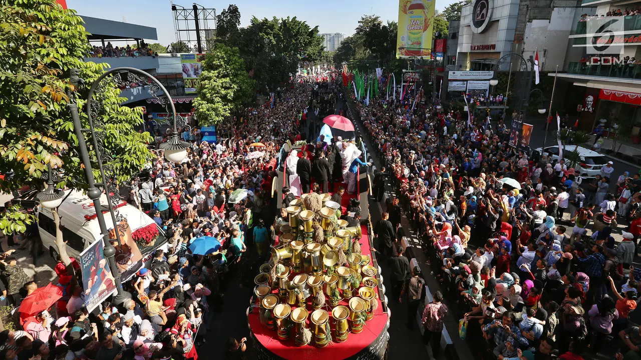 Antusiasnya Warga Bandung Saksikan Karnaval Kemerdekaan 