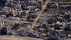 Bangunan-bangunan yang hancur terlihat dari jendela pesawat Angkatan Udara Amerika Serikat (AS) di Jalur Gaza, Kamis, 14 Maret 2024. (AP Photo/Leo Correa)