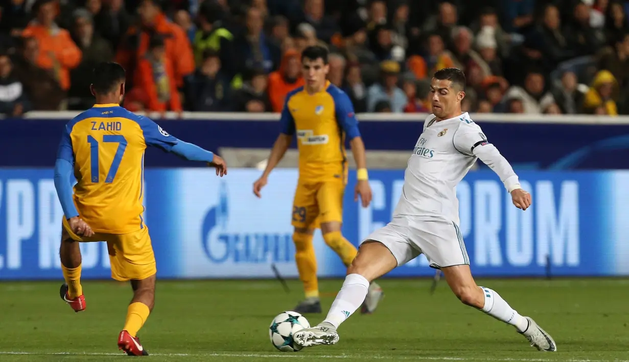 Pemain Real Madrid, Cristiano Ronaldo mengontrol bola pada matchday kelima Liga Champions ketika menyambangi markas APOEL Nicosia di Stadion GSP, Selasa (21/11). Ronaldo menyumbang dua dari enam gol Madrid ke gawang APOEL (AP/Petros Karadjias)