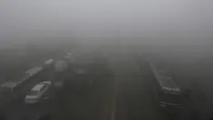 Kendaraan melaju lambat saat kabut tebal menyelimuti Lahore, Pakistan, 15 Desember 2021. Kabut tebal membuat kendaraan harus melaju lambat karena jarak pandang berkurang. (AP Photo/K.M. Chaudary)