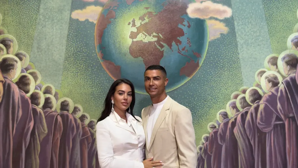 Tanpa ball gown, Georgina Rodriguez dan Cristiano Ronaldo kenakan busana serba putih formal di hari pernikahan (@voguemagazine)