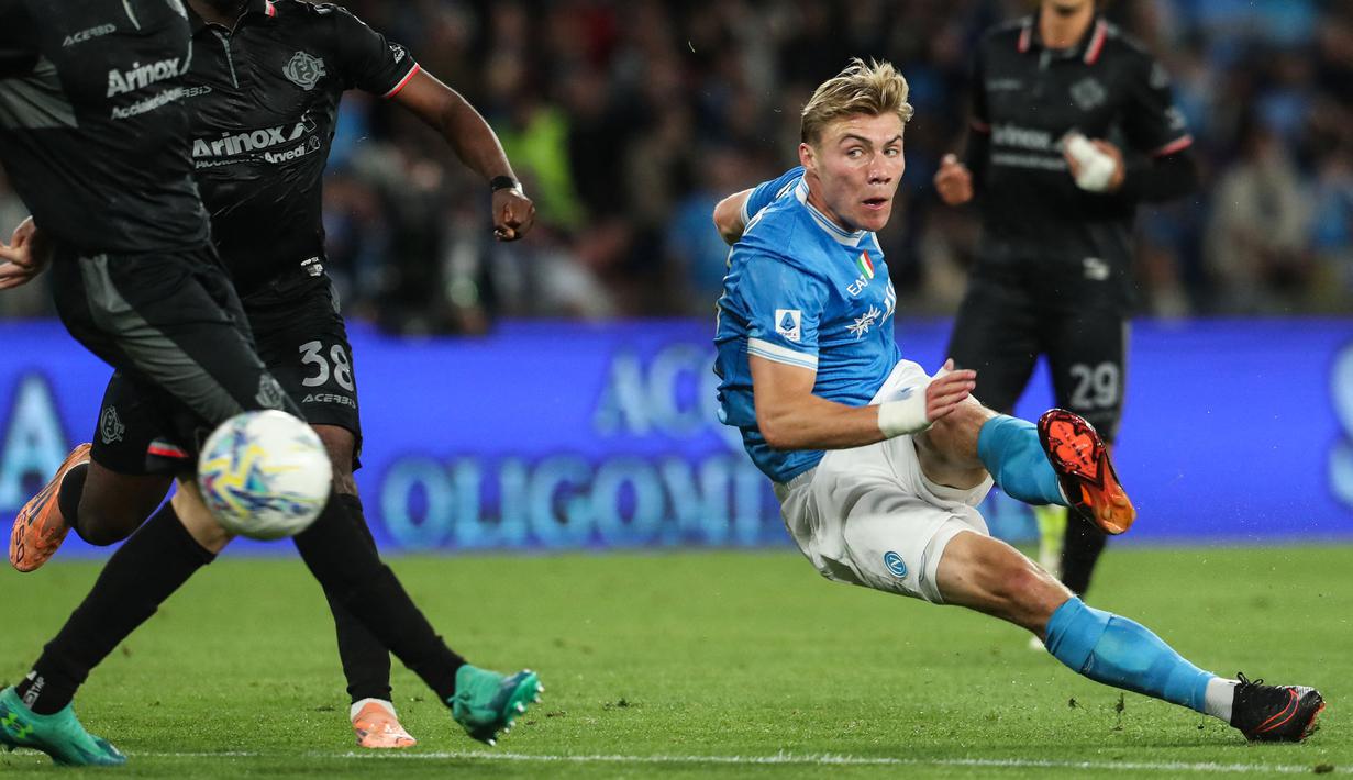 Napoli unggul tiga gol pada babak pertama melalui gol Scott McTominay (3'), gol bunuh diri Filippo Terracciano (45'), dan Kevin De Bruyne (45+3'). (AFP/Carlo Hermann)