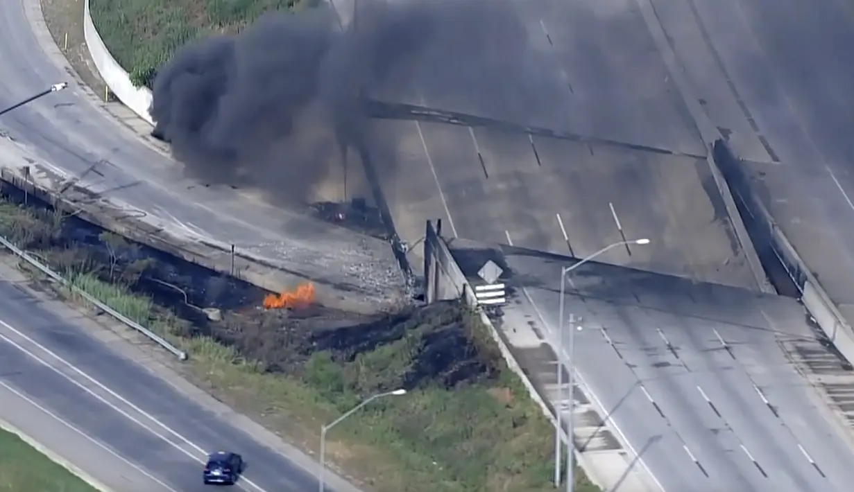 Truk terbakar di bawah jalan layang. Tidak ada laporan korban luka dari insiden di jalan empat lajur ini. (WPVI-TV/6ABC via AP)