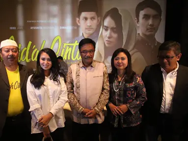 Cagub DKI Jakarta Djarot Saiful Hidayat bersama Sekjen PDI-P Hasto Kristiyanto, sutradara Nurman Hakim, dan artis film berfoto bersama usai nonton bareng film Bid'ah Cinta di Jakarta, Sabtu (25/3). (Liputan6.com/Immanuel Antonius)