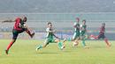 Boaz Solossa saat melakukan tembakan melewati hadanganpara pemain PS TNI pada laga Torabika SC 2016 di Stadion Pakansari, Bogor, Minggu (19/6/2016). Persipura Menang 3-1. (Bola.com/Nicklas Hanoatubun)
