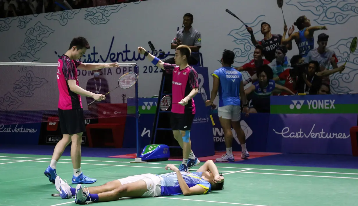 Usai pertandingan Aaron Chia/Soh Wooi Yik pun menghampiri Yeremia yang terkapar tak berdaya ditengah lapangan. (Bola.com/Bagaskara Lazuardi)