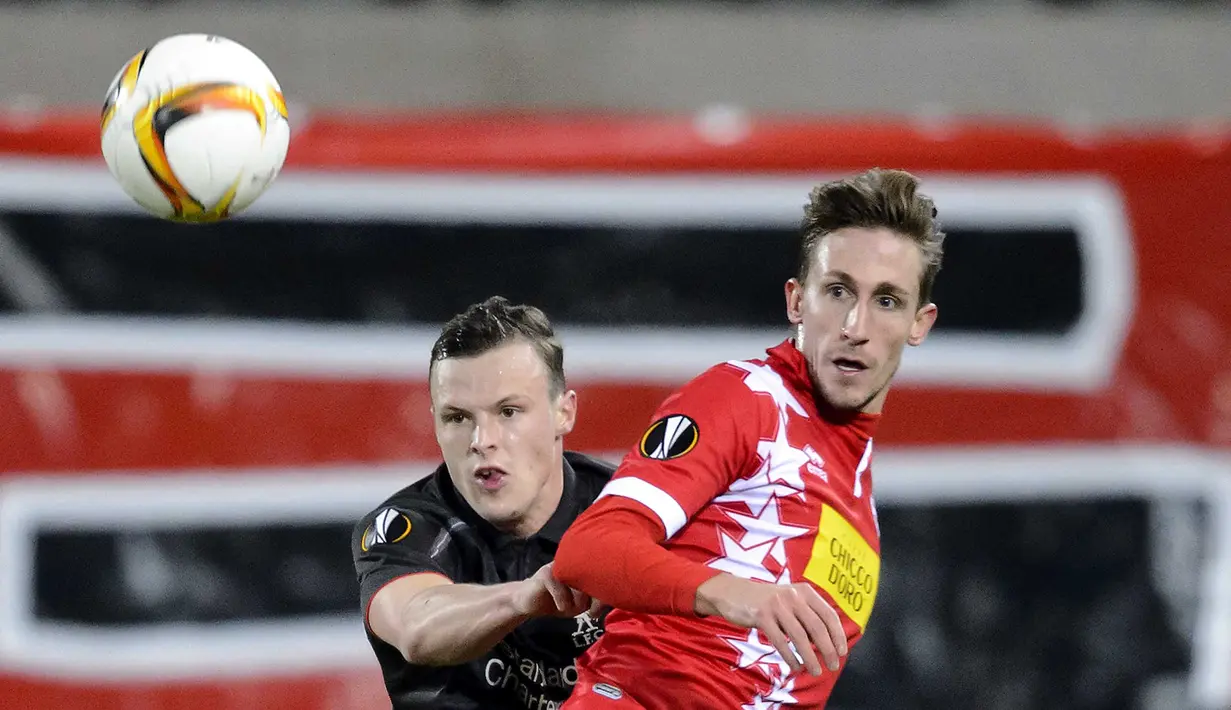 Pemain Liverpool, Brad Smith (kiri) dan pemain FC Sion, Vincent Ruefli mengejar bola  pada lanjutan UEFA Europa League grup B di Stadion  Tourbillon, Sion, Switzerland, Jumat (11/12/2015) dini hari WIB. (AFP Photo/Fabrice Coffrini)