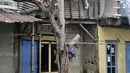 Seorang anak menaiki pohon saat banjir merendam RT 10/RW 05, Kampung Sawah, Kelurahan Rawa Terate, Cakung, Jakarta Timur, Kamis (20/2/2020). Hujan deras yang mengguyur Ibu Kota sejak malam tadi menyebabkan ratusan rumah di Kampung Sawah terendam banjir. (merdeka.com/Iqbal Nugroho)