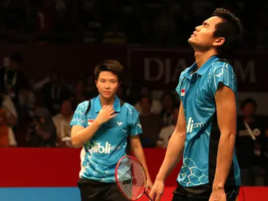 Ganda campuran Indonesia, Tontowi Ahmad/Liliyana Natsir, harus mengakui keunggulan wakil Tiongkok, Zhang Nan/Zhao Yunlei, 22-20, 21-23, 12-21, dalam semifinal Kejuaraan Dunia Bulutangkis 2015. Sabtu (15/8/2015). (Bola.com/Arief Bagus)