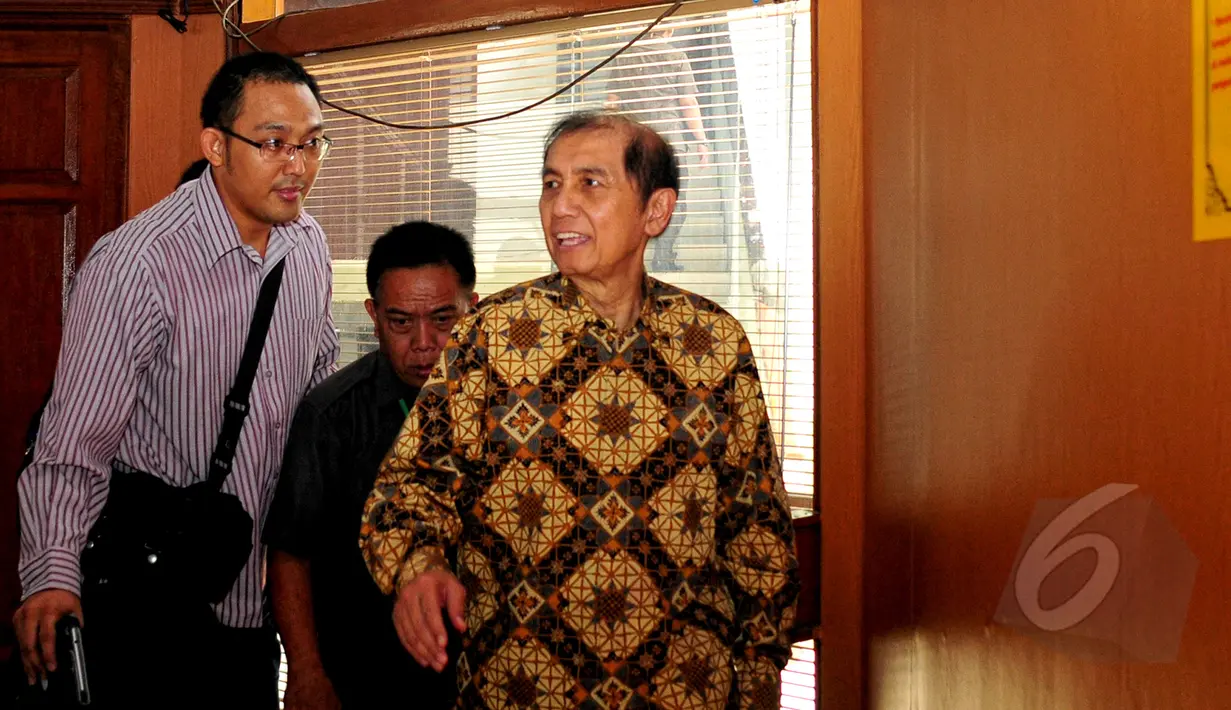 Hadi Poernomo saat tiba di Pengadilan Negri Jakarta Selatan, Senin (18/5/2015). Hadi Poernomo mengajukan praperadilan atas penetapan tersangka terhadap dirinya dan juga penyitaan yang dilakukan oleh KPK. (Liputan6.com/Yoppy Renato)