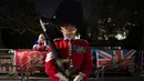 Penjagaan ketat anggota militer di dekat Istana Buckingham di pusat kota London, Selasa, 2 Mei 2023, (AP Photo/Vadim Ghirda)