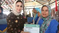 Walikota Tegal Siti Masitha Soeparno menyerahkan kartu BPJS Kesehatan kepada seluruh penjaga makam dan menyerahkan honor 4 kali lipat. (Liputan6.com/Fajar Eko Nugroho)