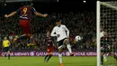 Aksi Luis Suarez saat menendang bola ke arah penjaga gawang Valencia, Mathew Ryan pada piala Copa del Rey melawan Valencia di Stadion Camp Nou, (3/2/2016). Barcelona menang telak atas Valencia dengan skor 7-0. (REUTERS/Albert Gea)