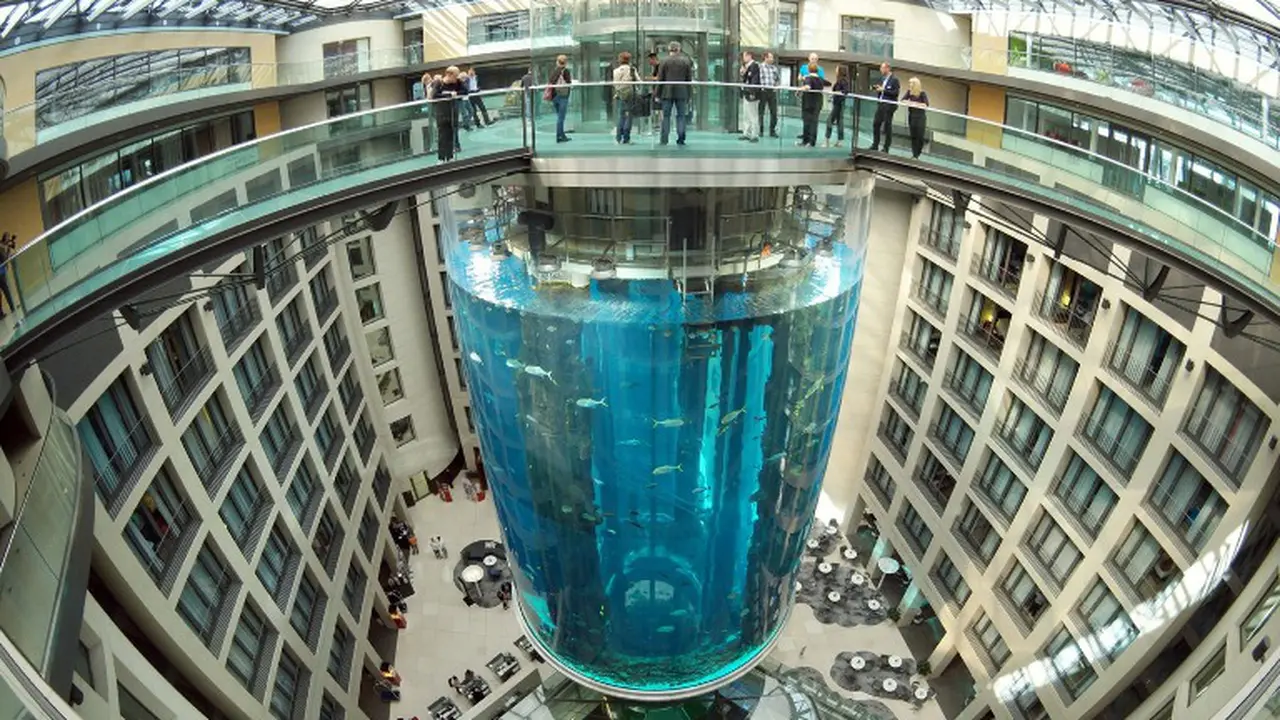 Akuarium Tertinggi di Dunia Ini Miliki Lift di Dalamnya