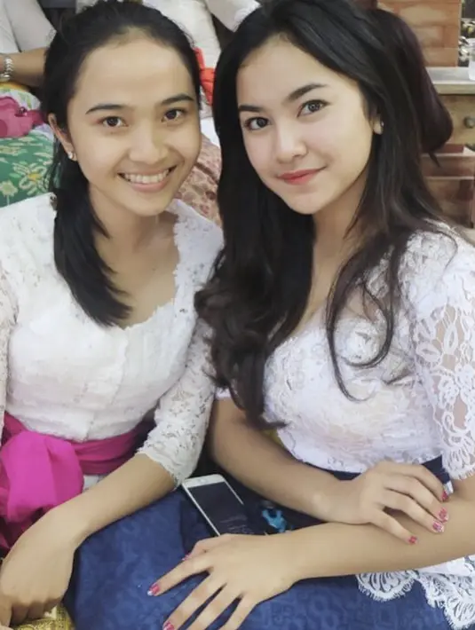 Tampil dengan makeup flawless dan rambut panjangnya dibiarkan lurus, Mahalini pun tampak memesona dengan kebaya putih dipadukan kain lilit birunya.  (@mahaliniraharja)