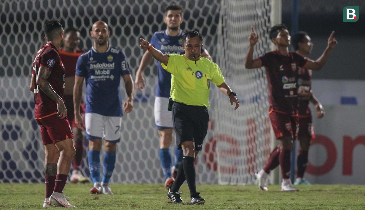 Hingga peluit panjang dibunyikan, laga antara Persib Bandung vs Borneo FC berakhir dengan skor 0-0. (Bola.com/Bagaskara Lazuardi)