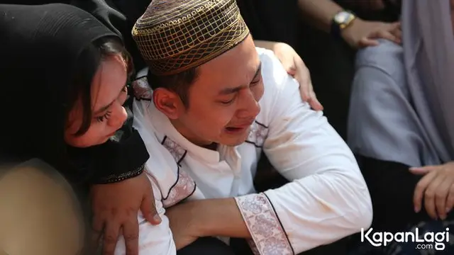 7 Momen Haru Pemakaman Ibunda Kiki Farrel, Diiringi Tangisan Keluarga