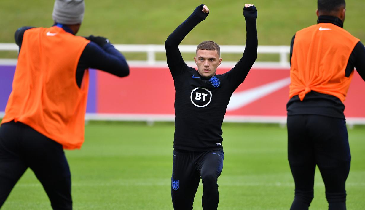 Bek Inggris, Kieran Trippier (tengah) melakukan pemanasan saat mengikuti sesi latihan tim di St George's Park di Burton-on-Trent (6/9/2019). Inggris akan bertanding melawan Bulgaria pada grup A kualifikasi Euro 2020 di stadion Wambley. (AFP Photo/Paul Ellis)
