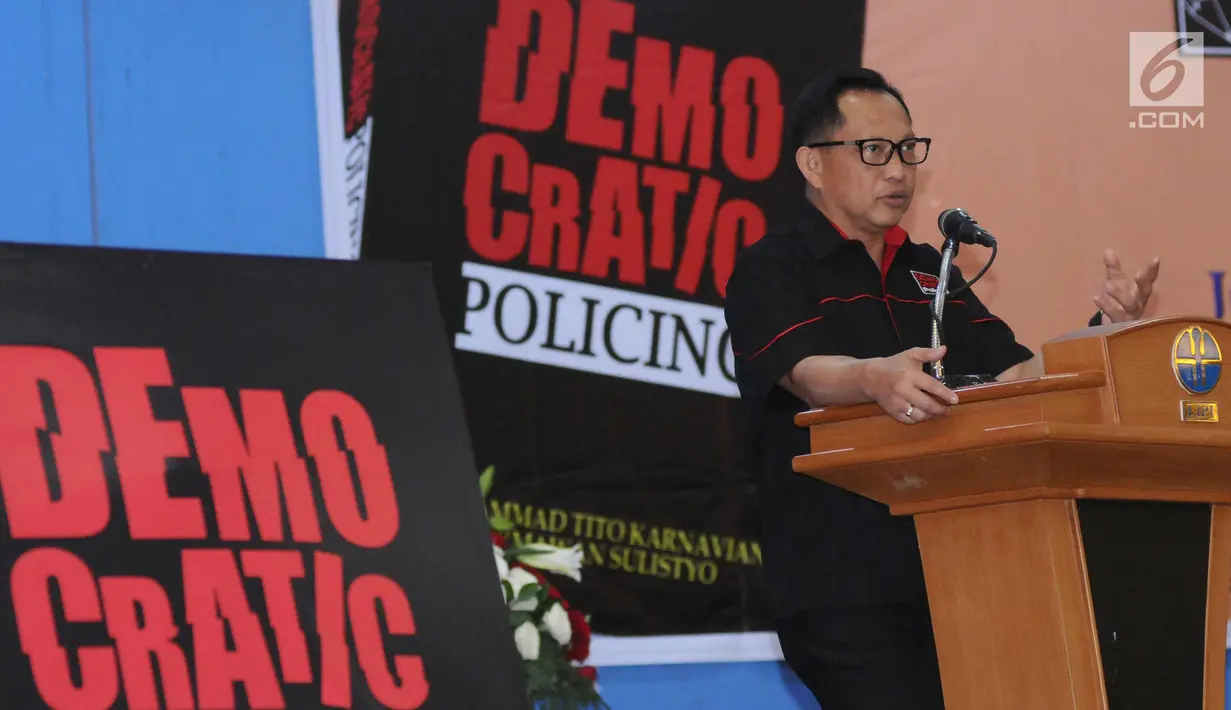 Kapolri, Jenderal Pol Tito Karnavian memberi kata pembuka peluncuran buku 'Democratic Policing' di Jakarta, Selasa (21/11). Diharapkan buku ini menjadi pegangan para pemikir Polri dan diterapkan di lapangan. (Liputan6.com/Helmi Fithriansyah)