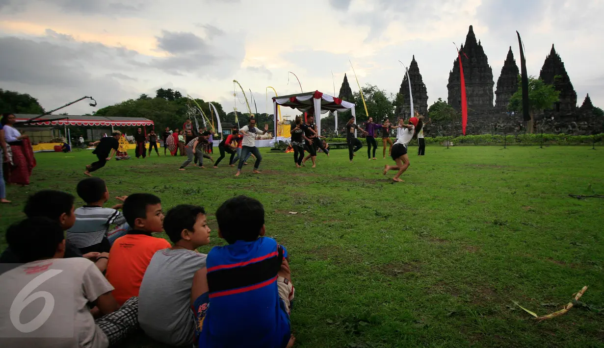 Sejumlah penari berlatih jelang upacara Tawur Agung Kesanga di Candi Prambanan, Senin (7/3/2016). Tawur Agung Kesanga akan diselenggarakan 8 Maret, sehari sebelum perayaan Nyepi Tahun Baru Saka. (Foto: Boy Harjanto)