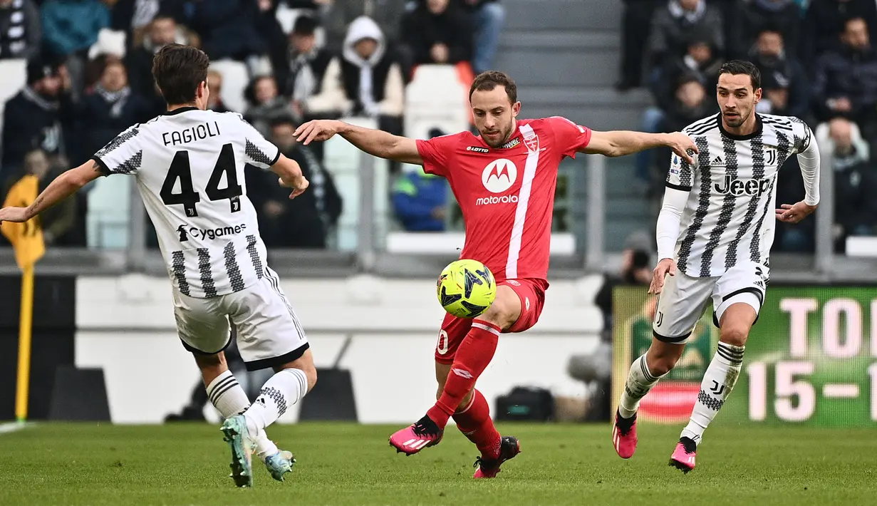 Pemain Juventus Mattia De Sciglio (kanan) dan Nicolo' Fagioli (kiri) mencoba menghalau pemain Monza Carlos Augusto (tengah) pada pertandingan sepak bola Liga Italia di Allianz Stadium, Turin, Italia, 29 Januari 2023. Juventus makin terpuruk usai kalah 0-2 dari Monza. (Marco Alpozzi/LaPresse via AP)