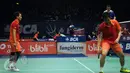 M Ahsan/Hendra Setiawan (Indonesia) tertunduk usai dikalahkan pemain Denmark Mads Conrad Petersen/Mads Pieler Kolding di babak 16 besar BCA Indonesia Open 2016, Jakarta, Kamis (2/6). Hendra/Ahsan kalah 21-19, 13-21, 18-21 (Liputan6.com/Helmi Fithriansyah)
