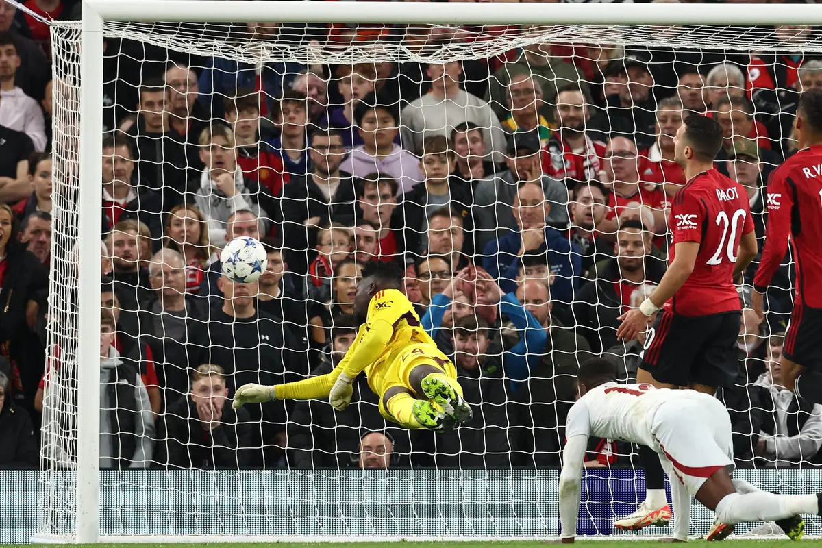 Foto: Andre Onana Buat Ulah Casemiro yang Kena Kartu Merah, MU pun Kalah