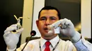 Kombes Pol Agus Rohmat menunjukkan barang bukti saat penangkapan Tessy, Jakarta, Rabu (29/10/2014). (Liputan6.com/Johan Tallo)