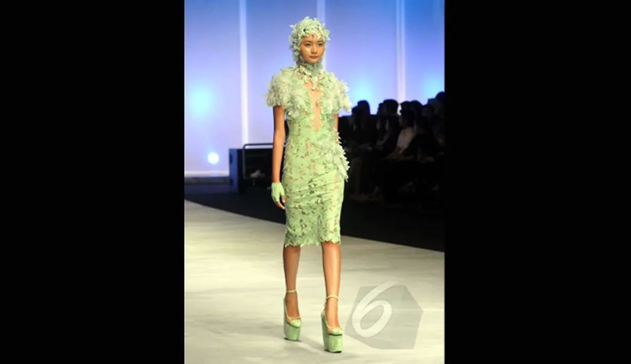 Seorang model tampil dalam pagelaran Indonesia Fashion Week 2015 karya Ivan Gunawan bertema "Thalassa" di JCC Senayan, Jakarta, Kamis (26/2). (Liputan6.com/Panji Diksana)
