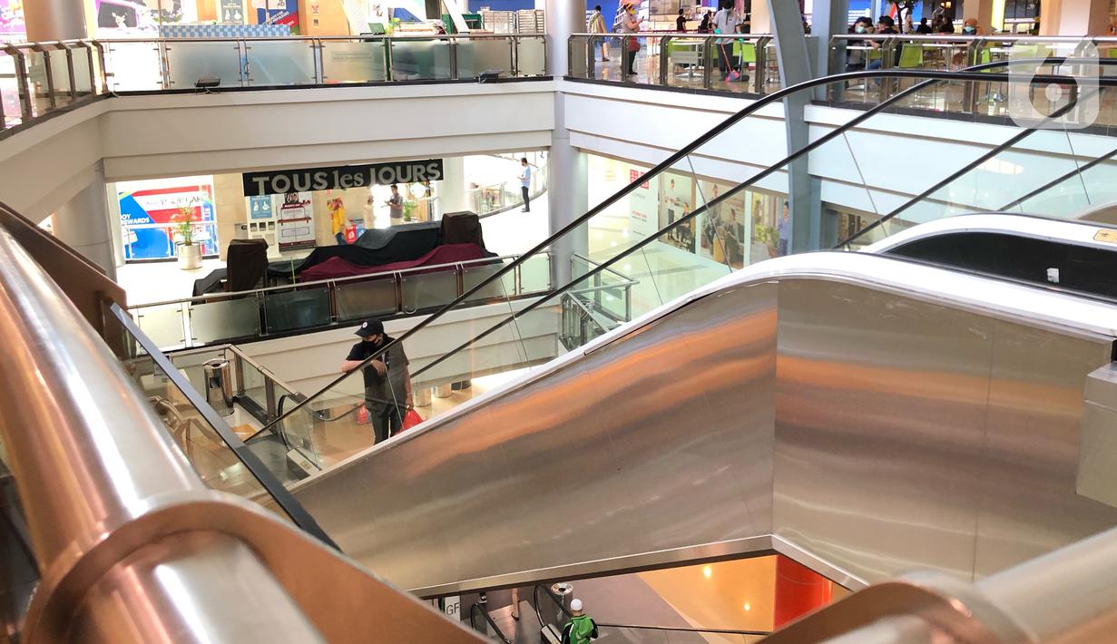 Suasana salah satu pusat perbelanjaan di Depok, Jawa Barat, Rabu (17/6/2020). Mulai 16 Juni 2020, sejumlah pusat perbelanjaan di Kota Depok kembali beroperasi selama masa PSBB proporsional, namun tetap dengan memerhatikan protokol-protokol kesehatan. (Liputan6.com/Immanuel Antonius)