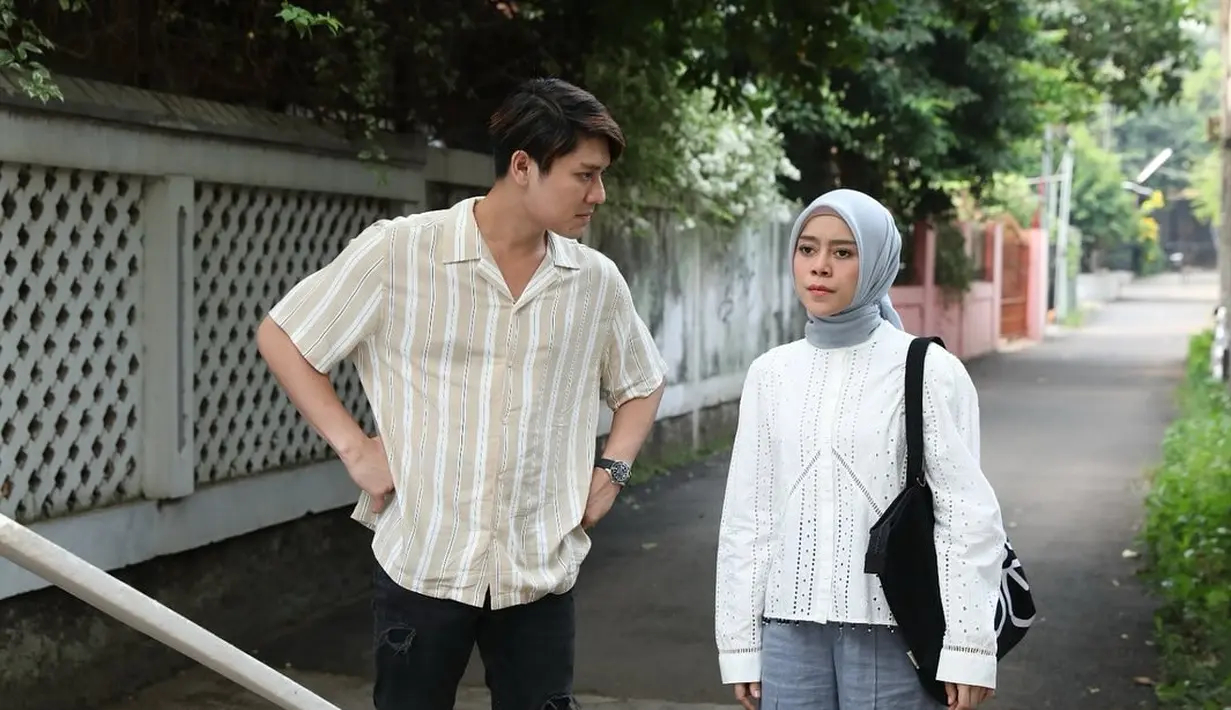 Meski sudah dikenal sebagai penyanyi dangdut ternama, Lesti Kejora kepakkan sayapnya di dunia akting. Pelantun tembang Lentera ini diketahui sudah debut main sinetron tahun 2015. Setelah terakhir main sinetron tahun 2024, Lestii Kejora kembali ke layar kaca lewat sinetron Ramadan Romansa Kampung Dangdut. Dalam sinetron Ramadan ini, Lesti Kejora memerankan karakter gadis desa yang memiliki suara emas dan bercita-cita menjadi penyanyi dangdut terkenal. (Liputan6.com/IG/@romansakampungdangdut.mncp)