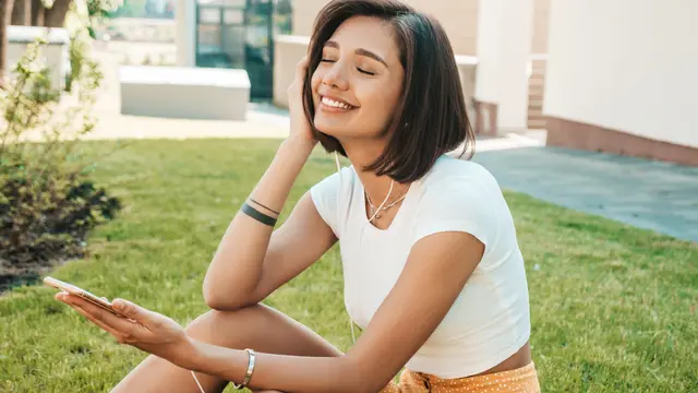 wanita september terlihat bahagia