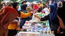 Harga yang terjangkau dan bervariasi menjadikan kawasan ini menjadi salah satu lokasi favorit berburu peganan berbuka puasa. (Liputan6.com/Angga Yuniar)