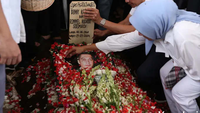 Pemakaman Donny Kesuma. [Foto: Budy Santoso/KapanLagi]