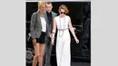 Di ajang Paris Fashion Week, mantan pacar Robert Pattinson itu mengenakan celana model harem yang dibuat transparan dipadukan atasan crop top yang memperlihatkan perut langsingnya, Rabu (9/7/14). (Daily Mail)