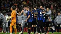 Pemain Inter Milan tampak bersedih setelah kekalahan dari Atletico Madrid pada leg kedua 16 besar Liga Champions di Metropolitano Stadium, Kamis (14/3/2024) dini hari WIB. Inter Milan pun tersingkir dari kompetisi elite Eropa itu. (JAVIER SORIANO / AFP)